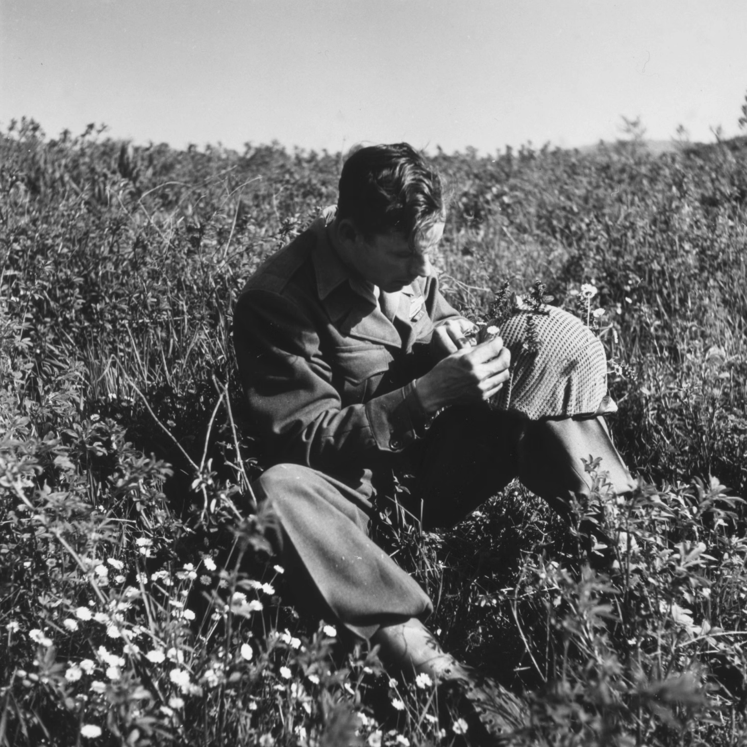 Солдат союзников, возлагающий цветы на каску